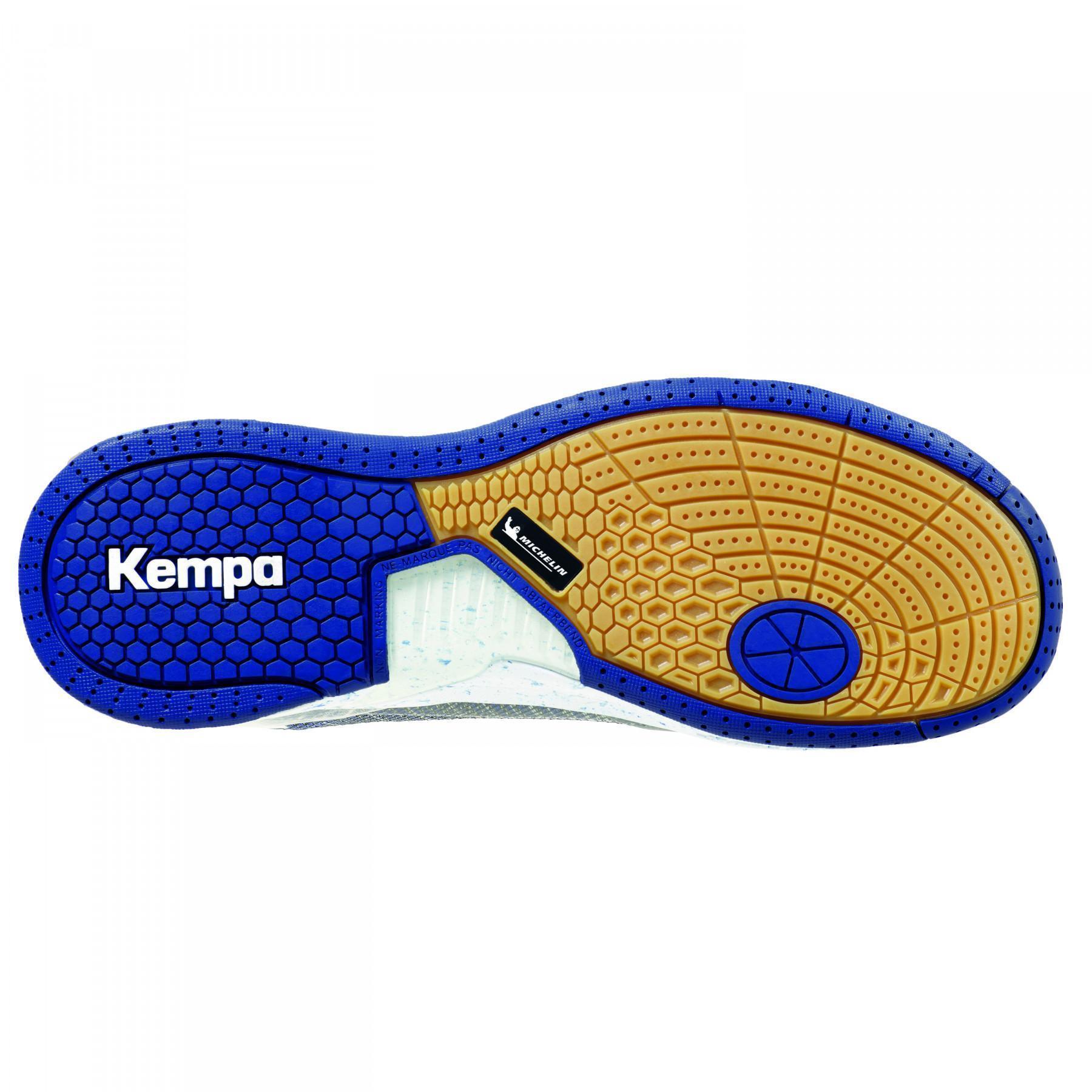 El zapato ataca a un contendiente Kempa