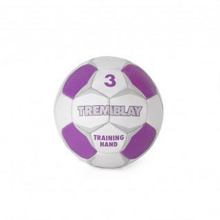 Tremblay entrena el balón con la mano